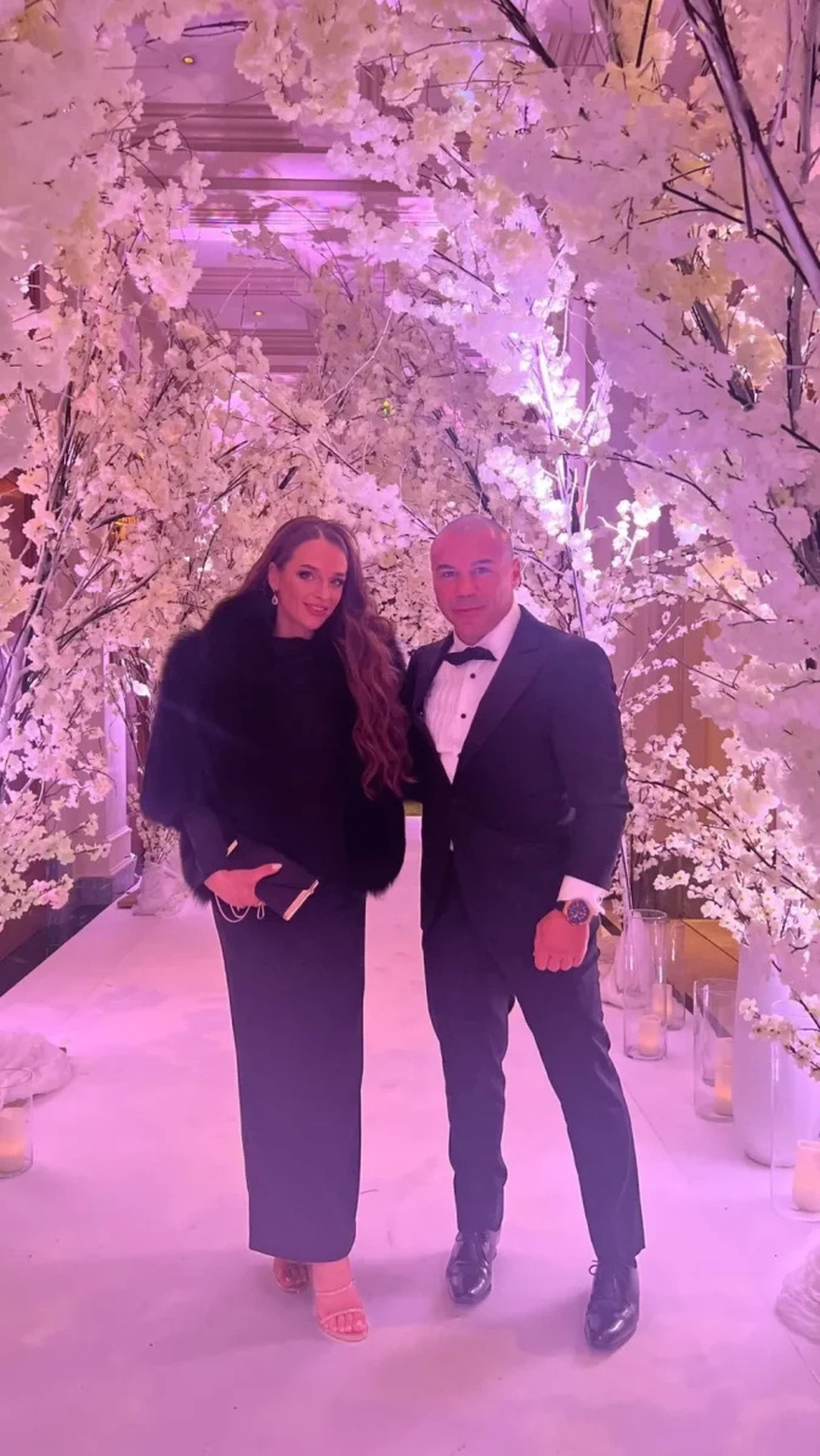 Έκλεψε τα φλας από την νύφη: Η οικογένεια Ζαμπίδη ήταν καλεσμένη σε γάμο & όλα τα βλέμματα έπεσαν πάνω στη σύζυγο του