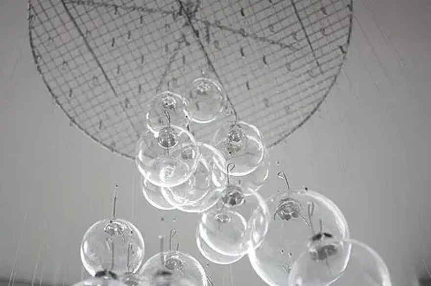 Εντυπωσίασε τους γιορτινούς επισκέπτες σου με ένα Αιωρούμενο Χριστουγεννιάτικο Δέντρο: Πως να το φτιάξεις μόνη σου