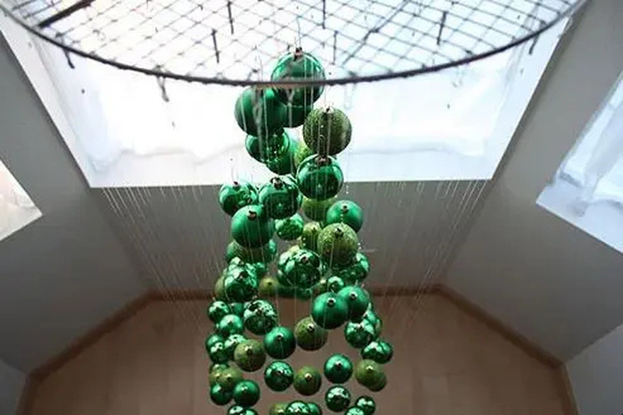 Εντυπωσίασε τους γιορτινούς επισκέπτες σου με ένα Αιωρούμενο Χριστουγεννιάτικο Δέντρο: Πως να το φτιάξεις μόνη σου