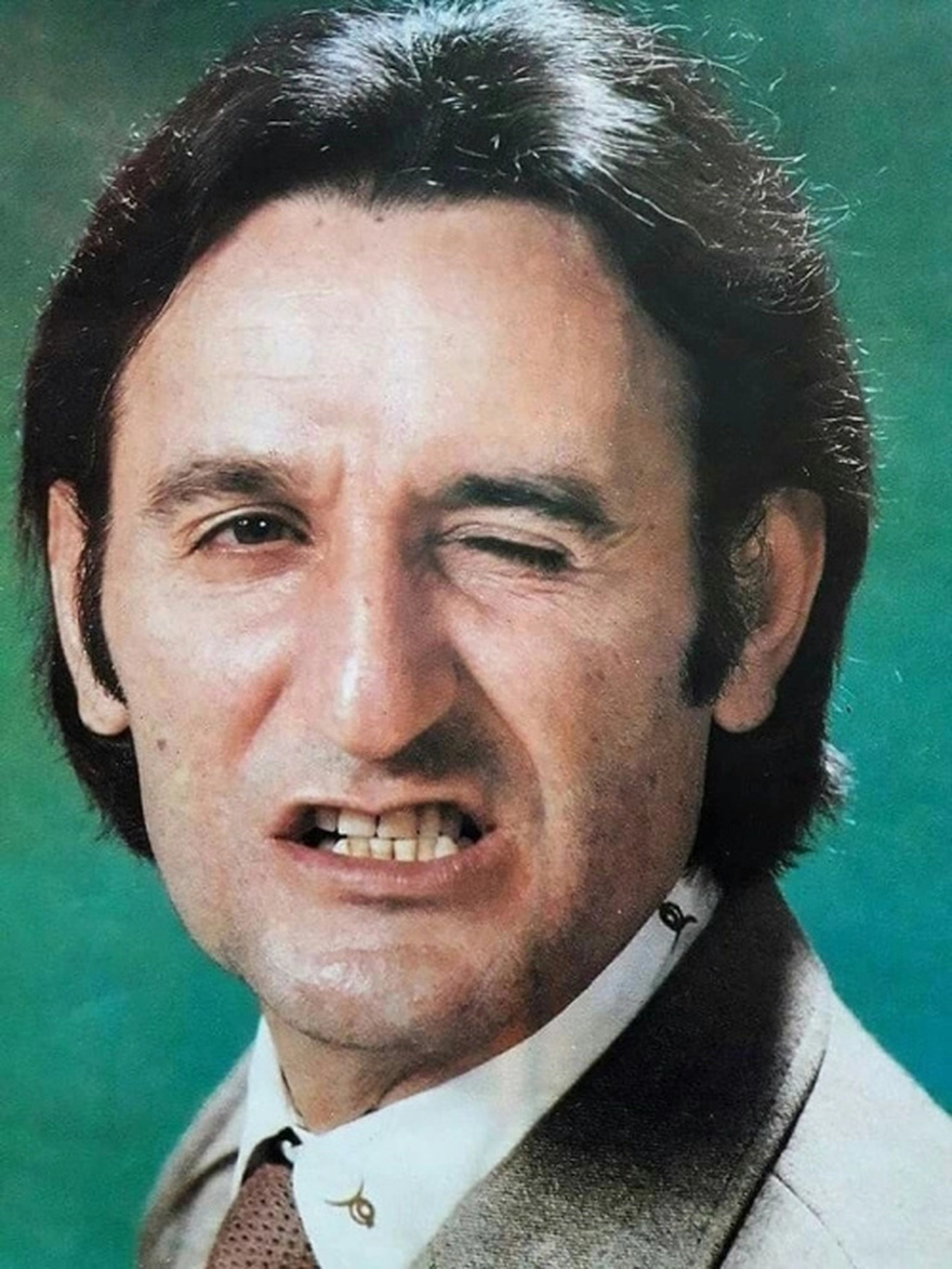 Σωτήρης Μουστάκας: Ο εθισμός που τον κατέστρεψε, η απαγωγή του, ο ακαριαίος θάνατος και η πραγματική καταγωγή