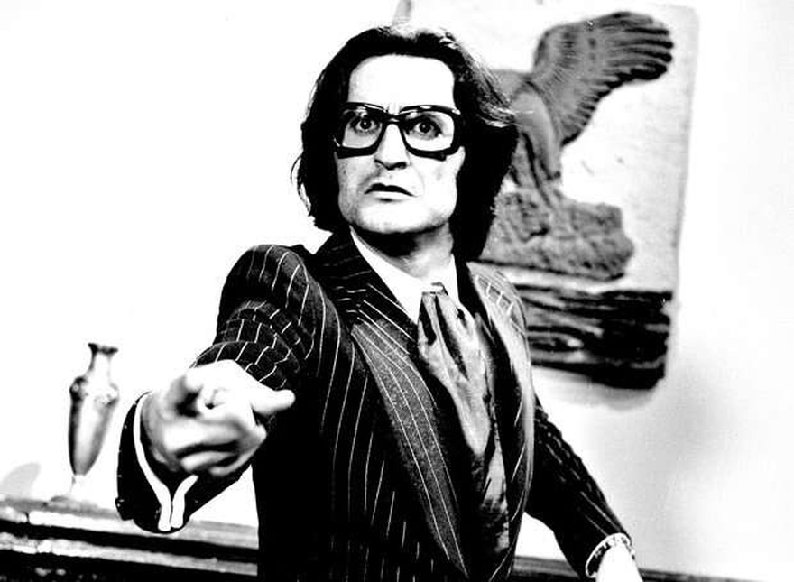 Σωτήρης Μουστάκας: Ο εθισμός που τον κατέστρεψε, η απαγωγή του, ο ακαριαίος θάνατος και η πραγματική καταγωγή