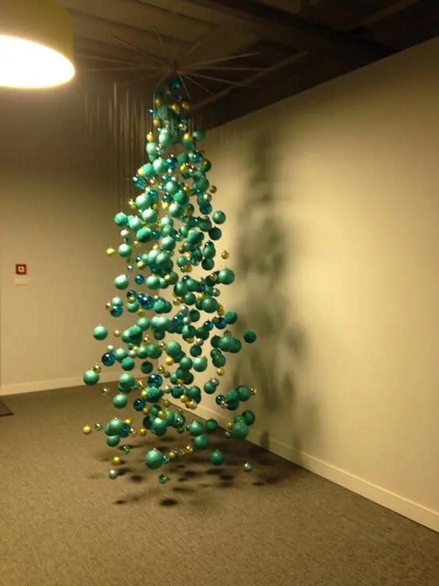 Εντυπωσίασε τους γιορτινούς επισκέπτες σου με ένα Αιωρούμενο Χριστουγεννιάτικο Δέντρο: Πως να το φτιάξεις μόνη σου