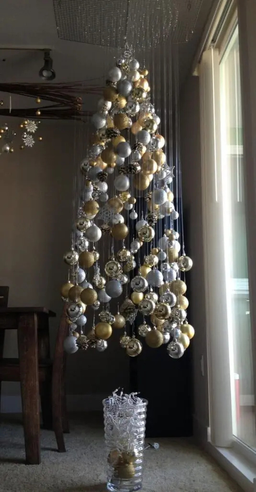 Εντυπωσίασε τους γιορτινούς επισκέπτες σου με ένα Αιωρούμενο Χριστουγεννιάτικο Δέντρο: Πως να το φτιάξεις μόνη σου