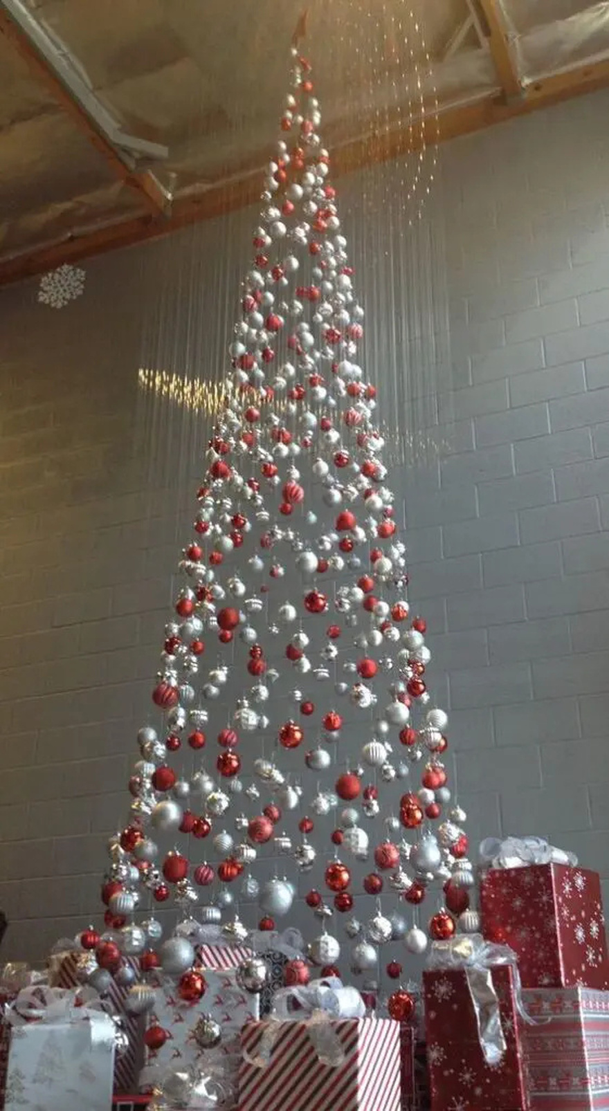 Εντυπωσίασε τους γιορτινούς επισκέπτες σου με ένα Αιωρούμενο Χριστουγεννιάτικο Δέντρο: Πως να το φτιάξεις μόνη σου