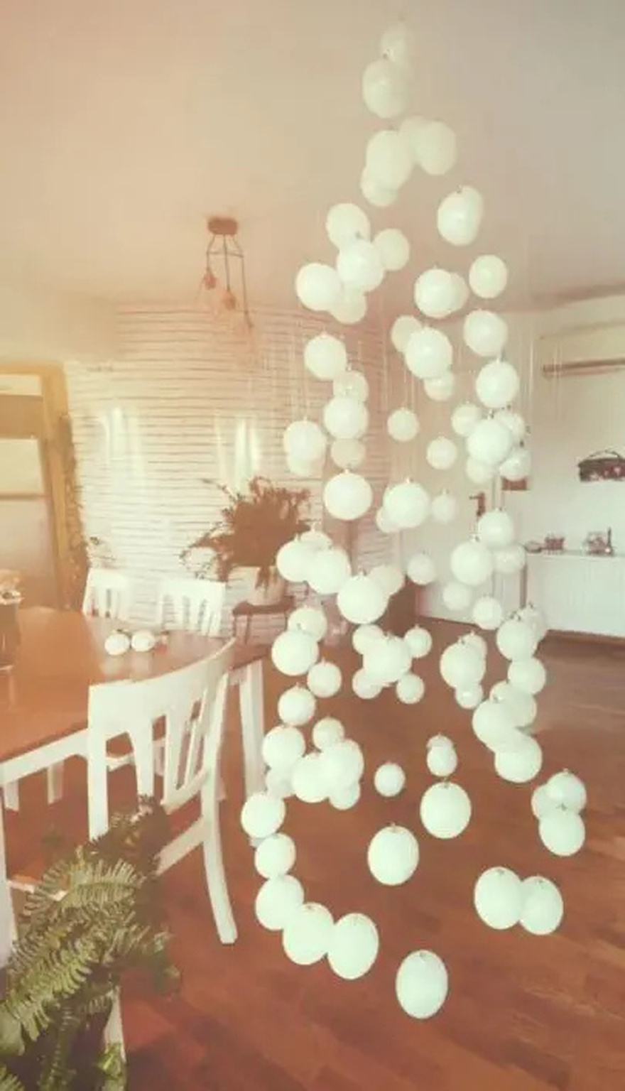 Εντυπωσίασε τους γιορτινούς επισκέπτες σου με ένα Αιωρούμενο Χριστουγεννιάτικο Δέντρο: Πως να το φτιάξεις μόνη σου