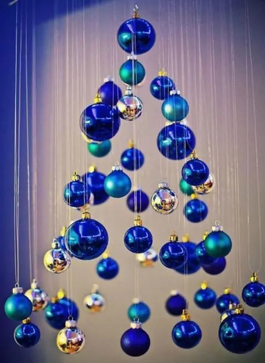 Εντυπωσίασε τους γιορτινούς επισκέπτες σου με ένα Αιωρούμενο Χριστουγεννιάτικο Δέντρο: Πως να το φτιάξεις μόνη σου