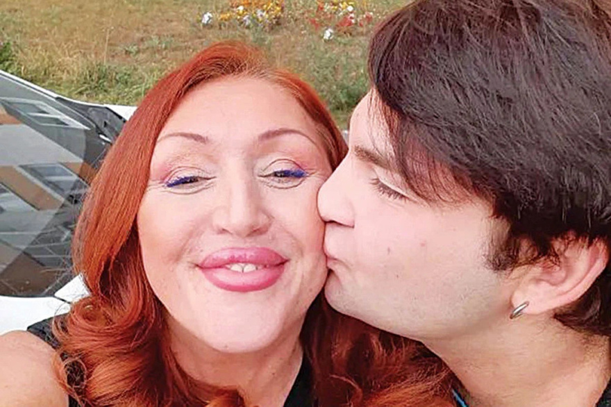 55χρονη παντρεύτηκε τον 22χρονο θετό γιο της, 7 μήνες μετά τον χώρισε γιατί τον έπιασε να κάνει περίεργα πράγματα