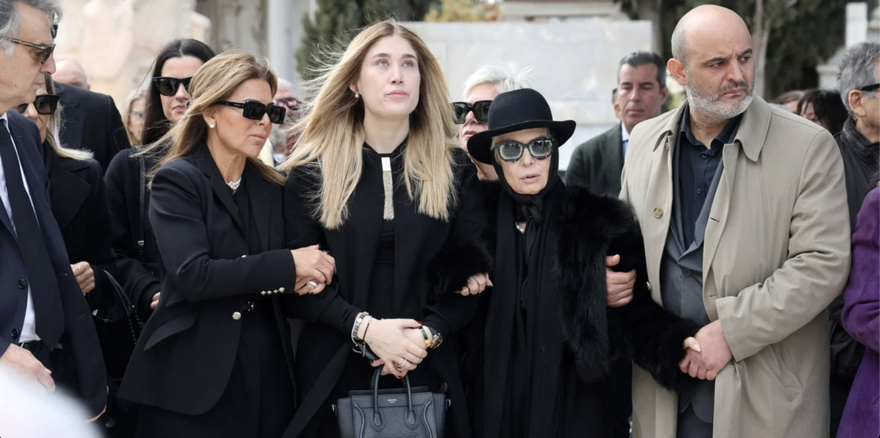 Οδύνη στην κηδεία του Δημήτρη Σούρα: O συνταρακτικός επικήδειος της κόρης του και η κατάρρευση της συζύγου του