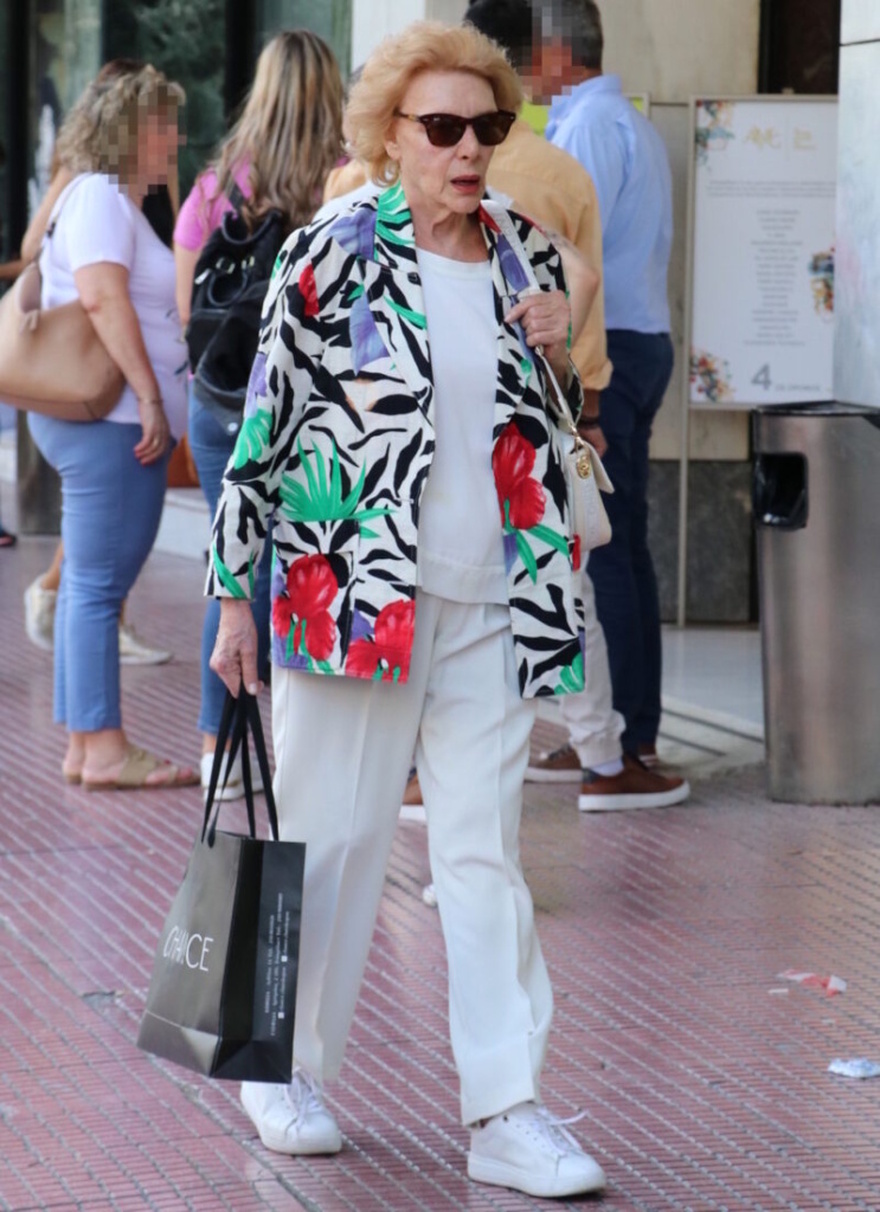 Υποκλίνεται ολόκληρη η χώρα: Η Μάρω Κοντού βγήκε στα 89 της χωρίς μακιγιάζ & εντυπωσίασε με την ομορφιά της