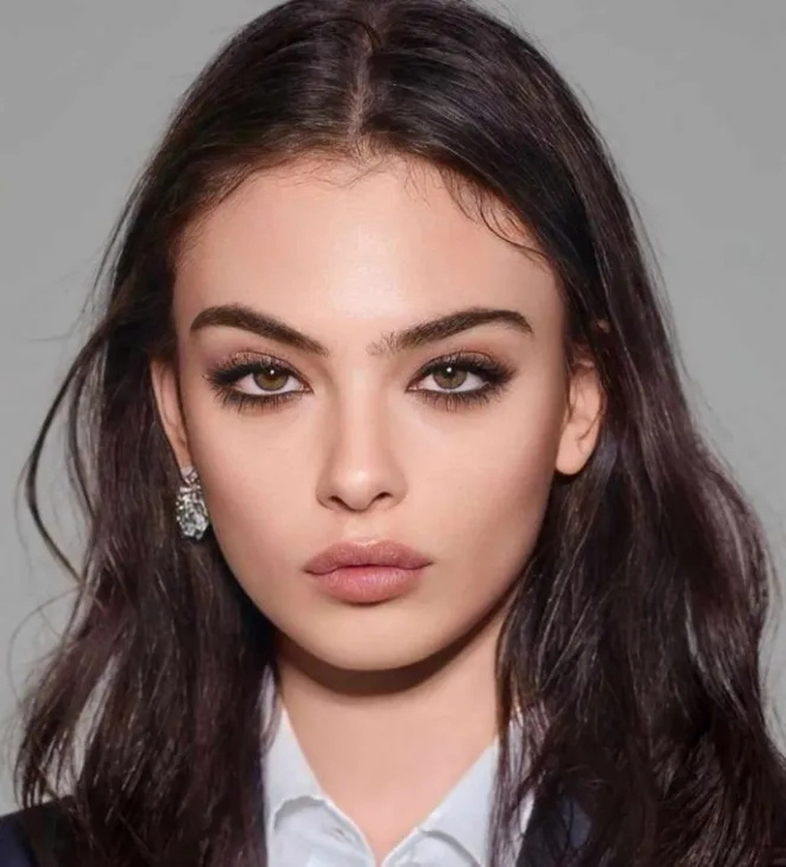 «Αντικατέστησε τη Όμορφη Μητέρα της»: Οι Φωτογραφίες Διακοπών της Κόρης της Μπελούτσι Συζητούνται στο Διαδίκτυο!