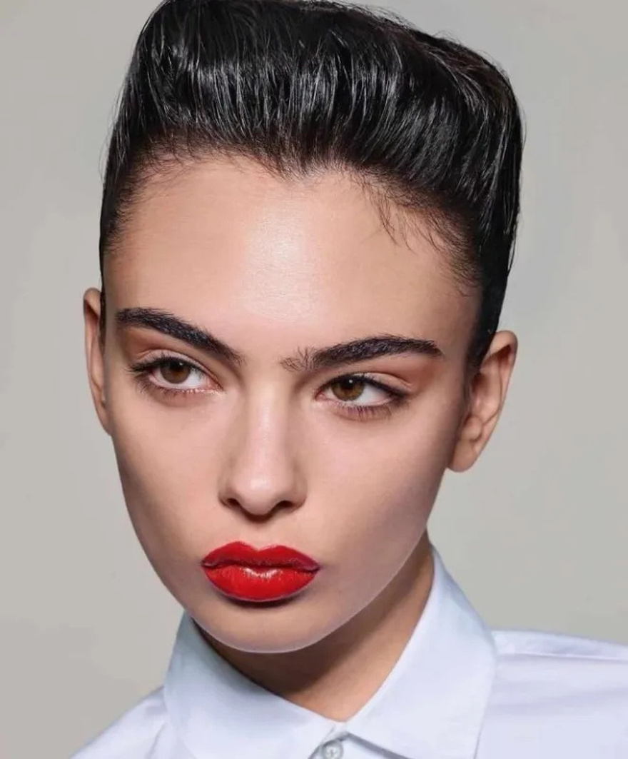 «Αντικατέστησε τη Όμορφη Μητέρα της»: Οι Φωτογραφίες Διακοπών της Κόρης της Μπελούτσι Συζητούνται στο Διαδίκτυο!