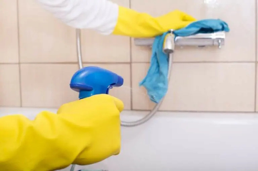 Κάνε την μπανιέρα σου να αστράφτει από καθαριότητα: 4 διαφορετικοί τρόποι για να το πετύχεις