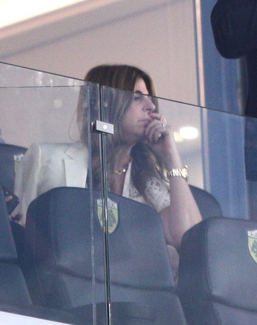 Όλες οι γυναίκες του Μαρινάκη: Οι κούκλες κόρες και η γυναίκα του παρακολούθησαν τον αγώνα ντυμένες σαν πριγκίπισσες