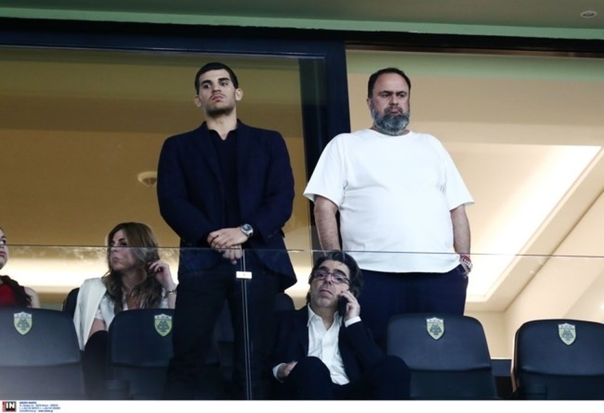 Όλες οι γυναίκες του Μαρινάκη: Οι κούκλες κόρες και η γυναίκα του παρακολούθησαν τον αγώνα ντυμένες σαν πριγκίπισσες