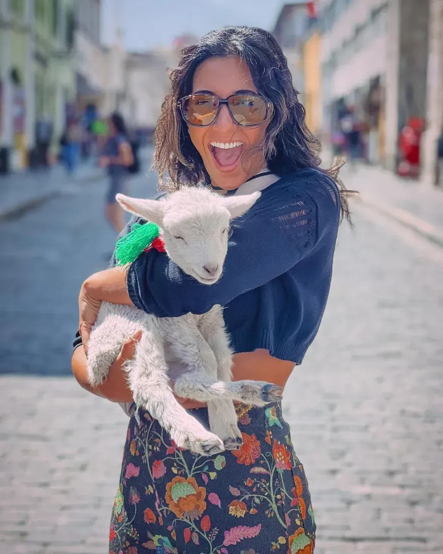 Υπέροχες στιγμές: Η Ευγενία Σαμαρά φωτογραφίζεται με ένα μωρό αλπάκα στην αγκαλιά της