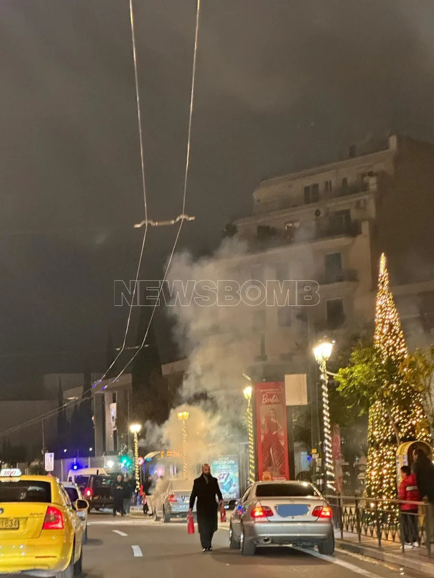 Φωτιά σε αυτοκίνητο στο κέντρο της Αθήνας: Στις φλόγες «τυλίχθηκε» όχημα στη Βασιλίσσης Σοφίας