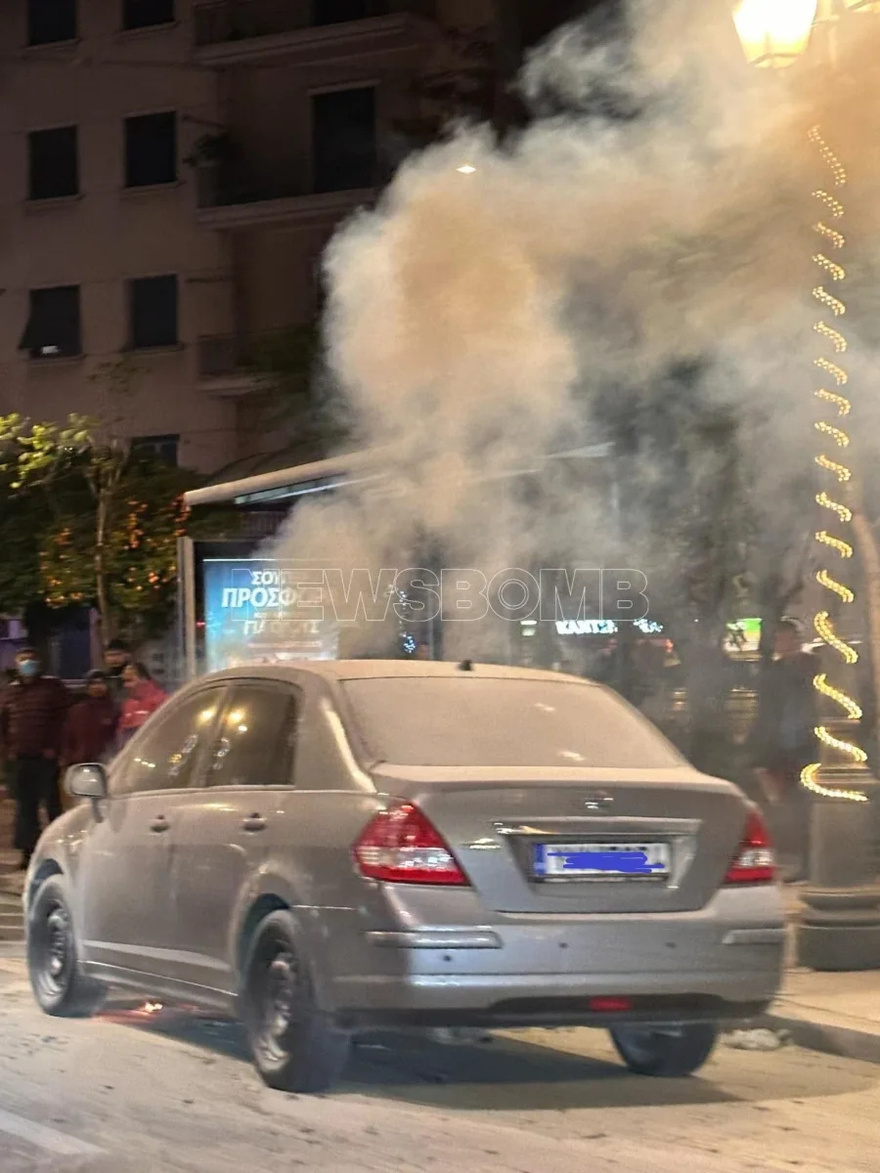 Φωτιά σε αυτοκίνητο στο κέντρο της Αθήνας: Στις φλόγες «τυλίχθηκε» όχημα στη Βασιλίσσης Σοφίας