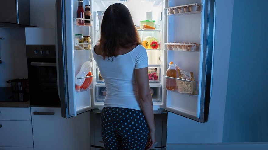 Γιατί έχουμε λιγούρες το βράδυ και ποια είναι τα ιδανικά τρόφιμα για σνακ