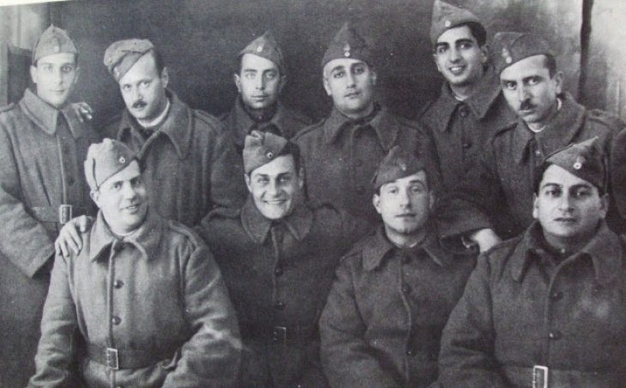 Περηφάνια και συγκίνηση: Ο Λάμπρος Κωνσταντάρας και ο Διονύσης Παπαγιαννόπουλος στην πρώτη γραμμή στο μέτωπο του ‘40