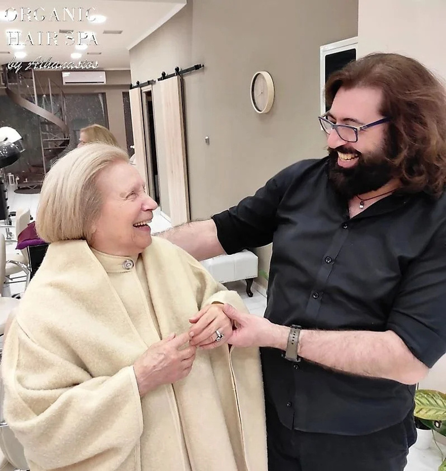 Παραμένει όμορφη στα 91 της: Η σπάνια εμφάνιση της Μέλπω Ζαρόκωστα με ξανθά μαλλιά δεν δείχνει καθόλου την ηλικία της