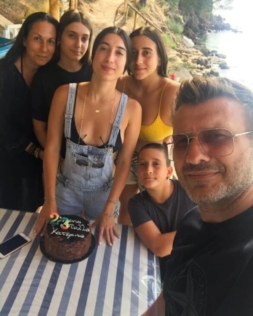 Αποκάλυψη Γιάννη Πλούταρχου: «Δεν περιμέναμε ότι θα κάνουμε 5 παιδιά- Η εταιρεία μου ήθελε να κρύψω τον γάμο μου»