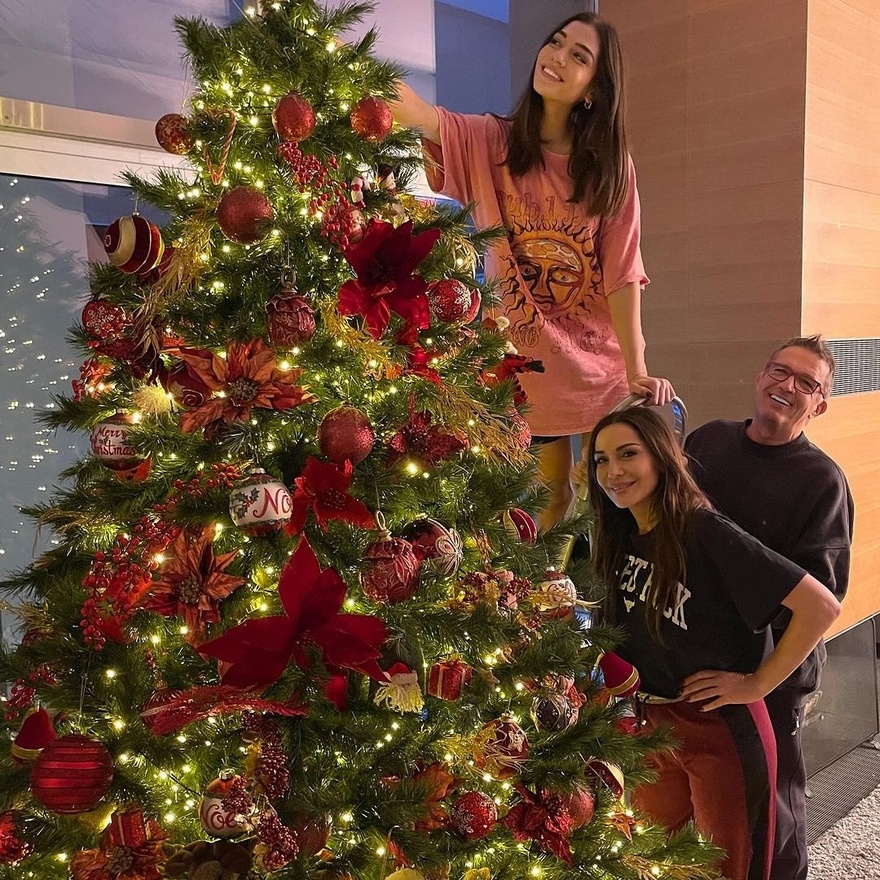 Ακουμπάει ταβάνι, κοστiζει πολλά 100άpικα: Η Βανδή και η κόρης της ανέβηκαν σε σκάλα και στόλισαν το πιο ακpιβό χριστουγεννιάτικο δέντρο