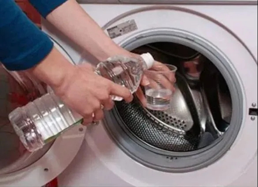 ΓΙΑ ΟΛΕΣ ΤΙΣ ΠΡΑΚΤΙΚΕΣ ΝΟΙΚΟΚΥΡΕΣ: Διαλύει τα άλατα και τη βρωμιά από τον σωλήνα του πλυντηρίου, τα ρούχα μυρίζουν ξανά φρεσκάδα