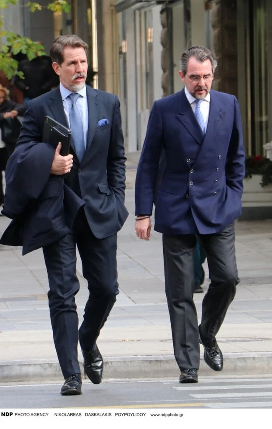 Οι «ναυαρχίδες» του ελληνικού στιλ Παύλος και Νικόλαος: Βγήκαν βόλτα στην Αθήνα οι γαλαζοαίματοι με θαλασσί γραβάτες