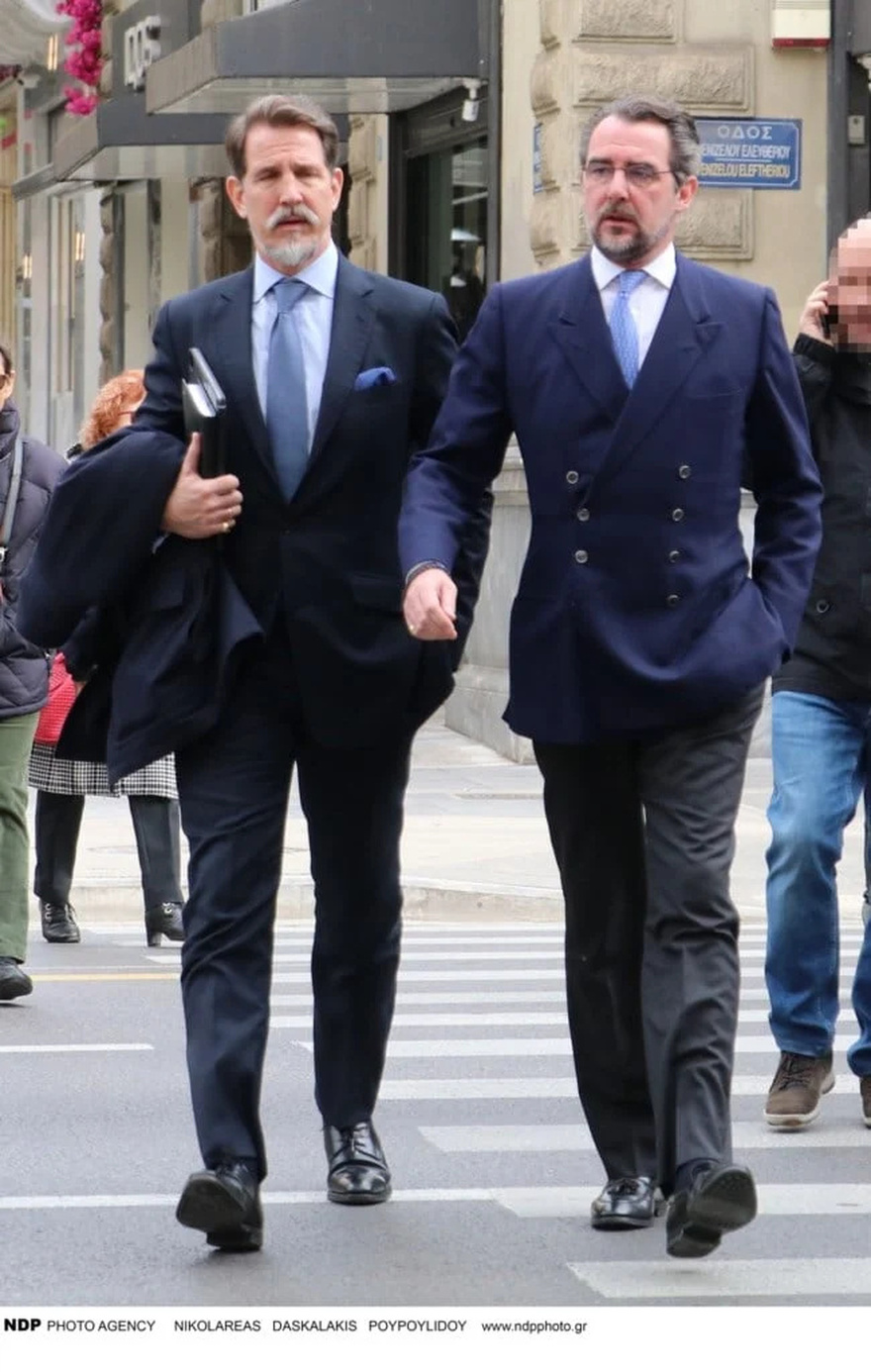 Οι «ναυαρχίδες» του ελληνικού στιλ Παύλος και Νικόλαος: Βγήκαν βόλτα στην Αθήνα οι γαλαζοαίματοι με θαλασσί γραβάτες