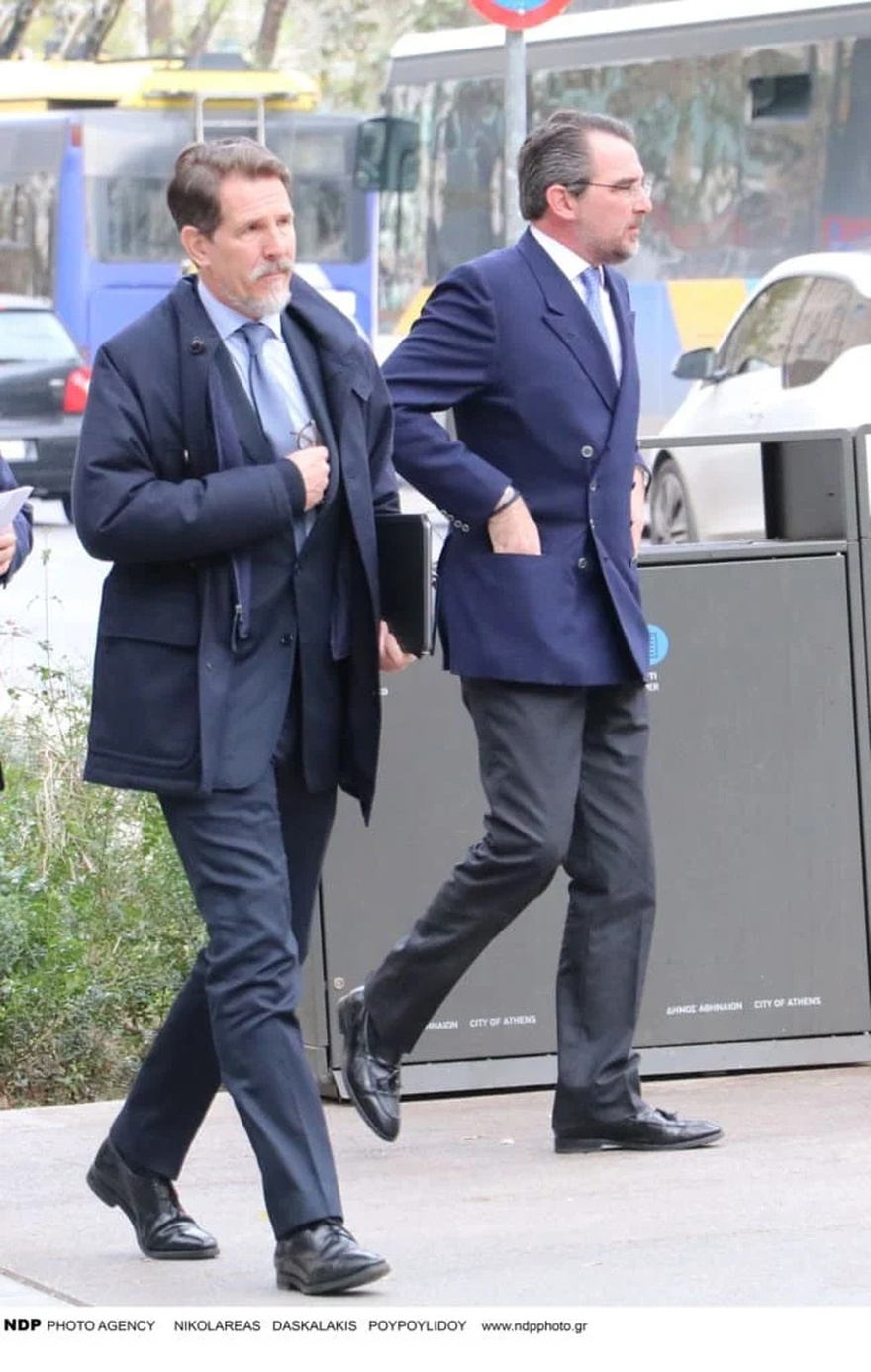 Οι «ναυαρχίδες» του ελληνικού στιλ Παύλος και Νικόλαος: Βγήκαν βόλτα στην Αθήνα οι γαλαζοαίματοι με θαλασσί γραβάτες