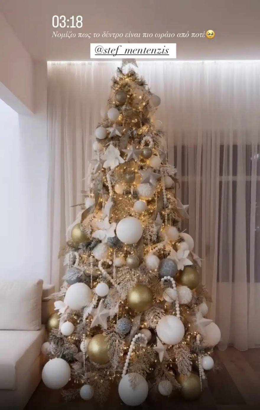 Χρυσό και άσπρο, το στολίζανε 3 άτομα, κάνει πολλά 100άρικα: Το χριστουγεννιάτικο δέντρο της Τούνη είναι το πιο γκλάμορους της Ελλάδας