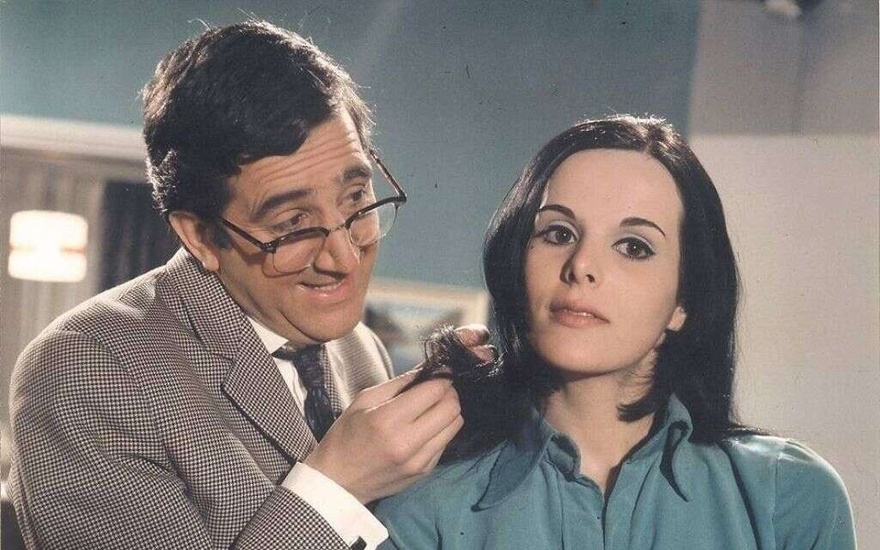 Γιώργος Κωνσταντίνου: Ο “Αντωνάκης” του ελληνικού σινεμά, ο εθισμός στον τζόγο, τα δύσκολα χρόνια με τη γιαγιά του και η λαμπρή καριέρα