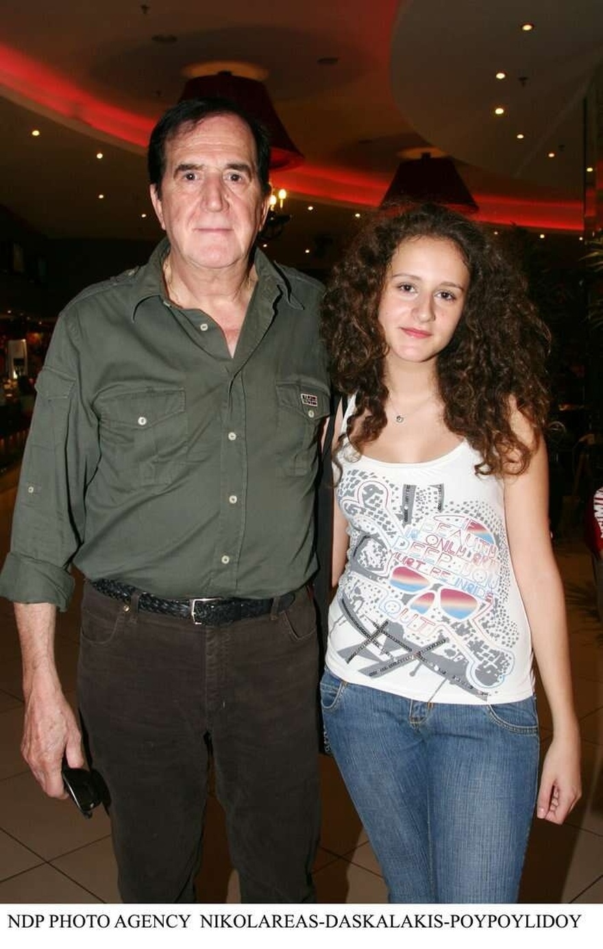 Γιώργος Κωνσταντίνου: Ο “Αντωνάκης” του ελληνικού σινεμά, ο εθισμός στον τζόγο, τα δύσκολα χρόνια με τη γιαγιά του και η λαμπρή καριέρα