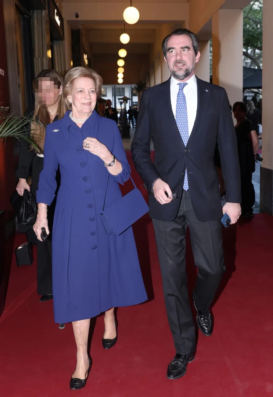 “Θα είσαι πάντα η Βασίλισσα του λαού”: Η Άννα Μαρία εμφανίστηκε με βασιλικό μπλε σύνολο και το κολιέ που δεν αποχωρίζεται