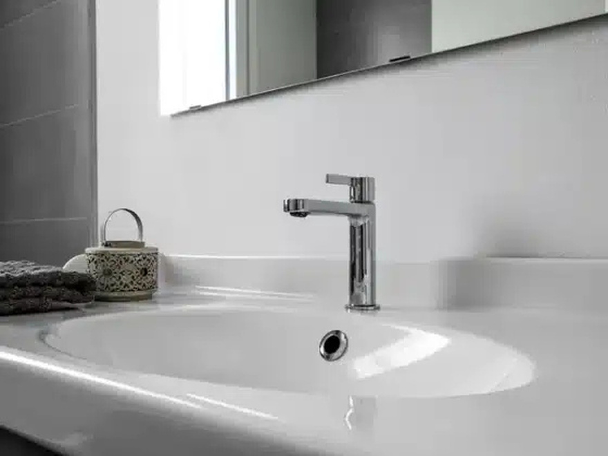 Λίγοι γνωρίζουν γιατί υπάρχει αυτή η σημαντική μικρή τρύπα στον νεροχύτη