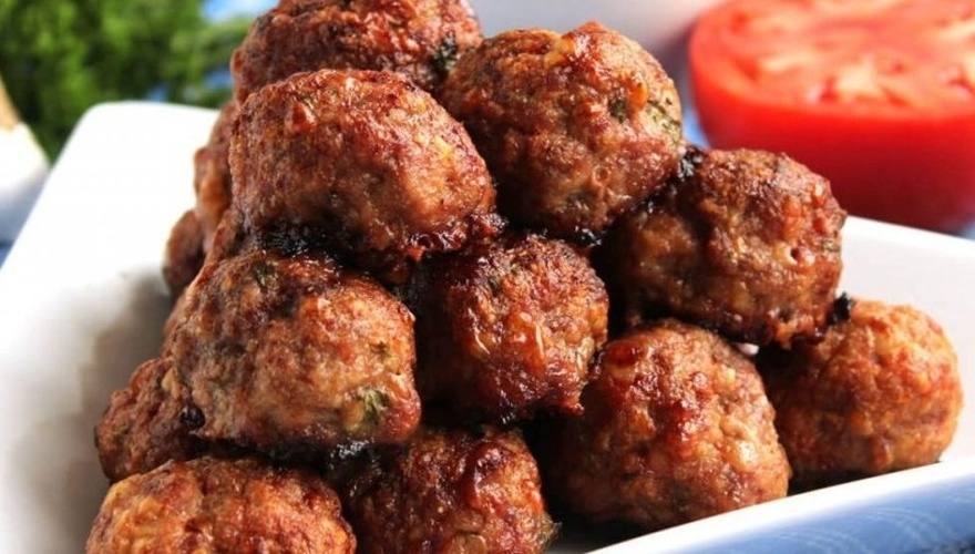 Ούτε ψωμί, ούτε πελτές: Αυτό ήταν το μυστικό της γιαγιάς για κεφτεδάκια αφράτα και ζουμερά