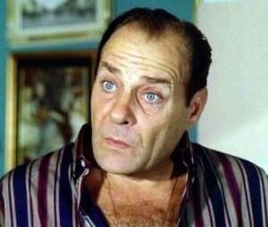 Λάμπρος Κωνσταντάρας: Ο ζεν πρεμιέ με την άγνωστη καταγωγή, ο μοναχικός θάνατος και οι ρόλοι του άντρακλα