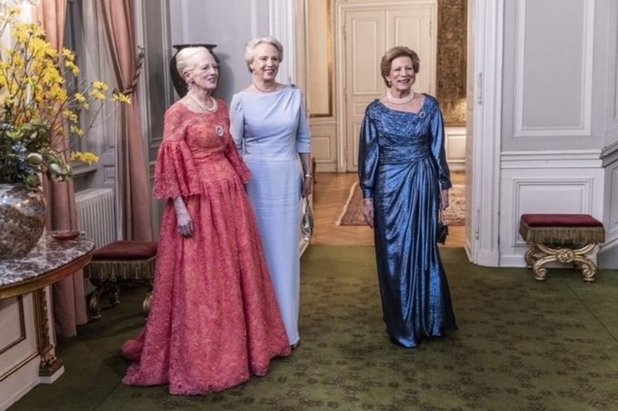 “Η μεγάλη φιλάνθρωπος”: Η Άννα Μαρία εμφανίστηκε στο παλάτι με ροζ απαλό φόρεμα και βασιλικές πέρλες όπως της αρμόζει