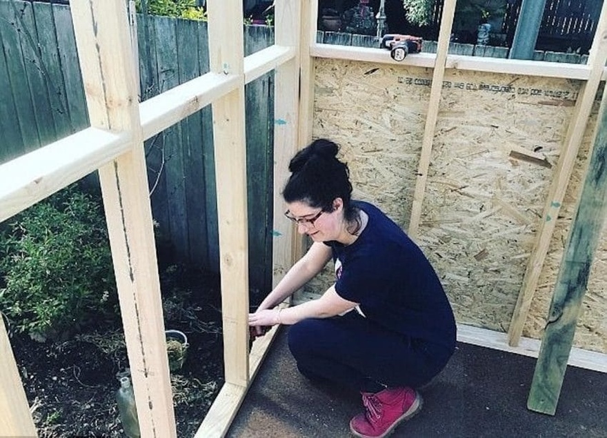 27χρονη χωρισμένη μητέρα έχτισε μόνη της σπίτι για να μείνει με τα 2 παιδιά της και το εσωτερικό του μαγεύει