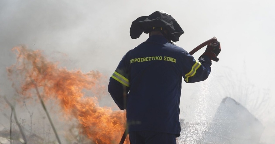 ΦΩΤΙΑ ΤΩΡΑ ΔΙΠΛΑ ΣΕ ΞΕΧΟΔΟΧΕΙΟ ΓΕΜΑΤΟ ΚΟΣΜΟ – ΔΙΝΕΙ ΜΑΧΗ ΝΑ ΤΗΝ ΣΒΗΣΕΙ Η ΠΥΡΟΣΒΕΣΤΙΚΗ