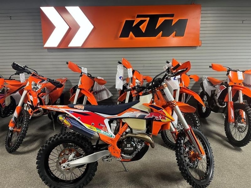 Βουλιάζει στα χρέη μεγάλη εταιρεία – Σταματάει την παραγωγή, στον αέρα 3.000 υπάλληλοι