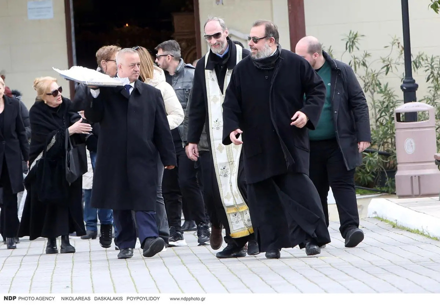 Σούσουρο στο Μνημόσυνο της Καίτης Γκρέυ: Ο κληρονόμος, τα ρούχα της Αγγελικής και η ηχηρή απουσία με νόημα