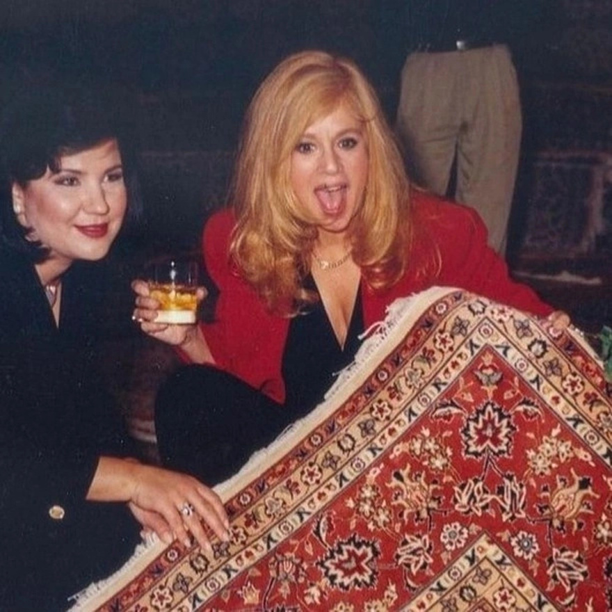 Σίγουρα δεν την γνωρίσατε: Η κυρία δίπλα στην Αλίκη είναι παρουσιάστρια και σαρώνει στην τηλεόραση