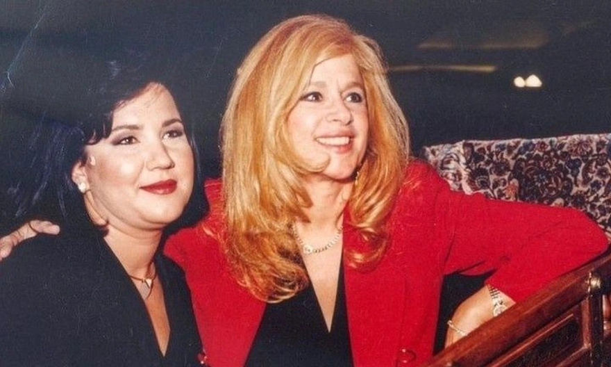 Σίγουρα δεν την γνωρίσατε: Η κυρία δίπλα στην Αλίκη είναι παρουσιάστρια και σαρώνει στην τηλεόραση