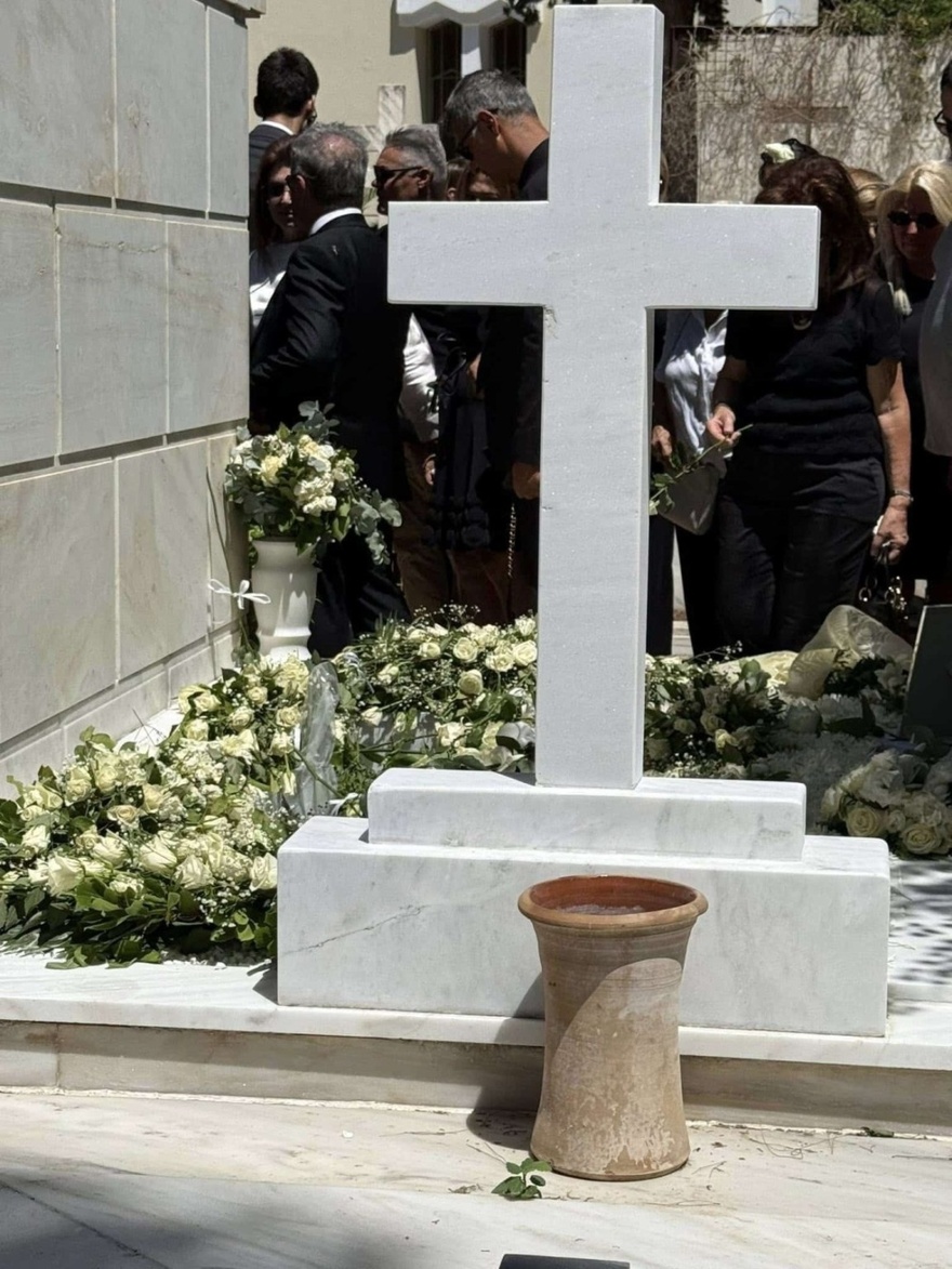 Λένα Σαμαρά: Έτσι είναι ο τάφος της σήμερα