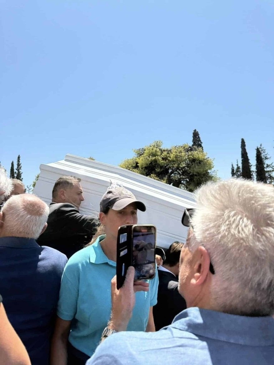 Λένα Σαμαρά: Έτσι είναι ο τάφος της σήμερα