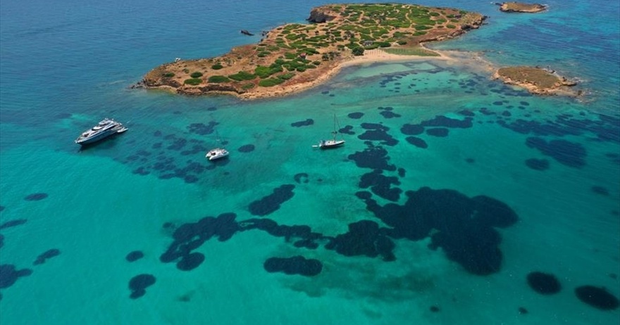 Γαλαζοπράσινα νερά, θάλασσα-λάδι, θυμίζει εξωτικό παράδεισο: Το ιδιωτικό νησί απέναντι από την Αθήνα που ανήκει σε έναν συνταξιούχο οδηγό λεωφορείου