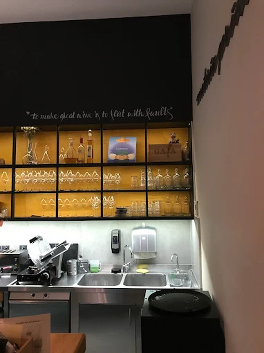 Materia Prima: Το cozy wine bar που απογειώνει τις γευσιγνωσίες