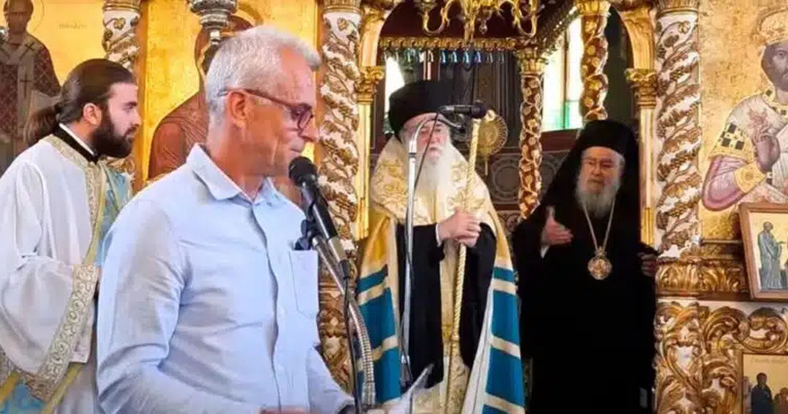 Η απάντηση του εκπαιδευτικού στον Μητροπολίτη Δωδώνης που του τα έψαλε γιατί είχε το πουκάμισο έξω από το παντελόνι