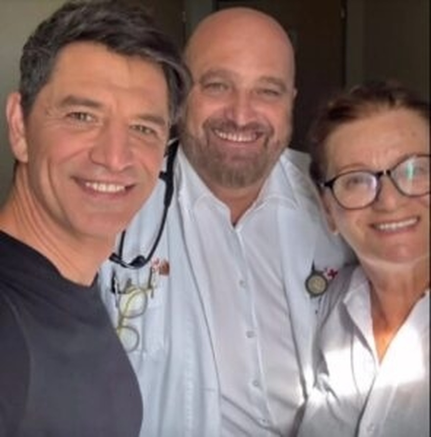 Σάκης Ρουβάς: Δύσκολες ώρες για τον γνωστό τραγουδιστή – Η φωτογραφία μέσα από το νοσοκομείο